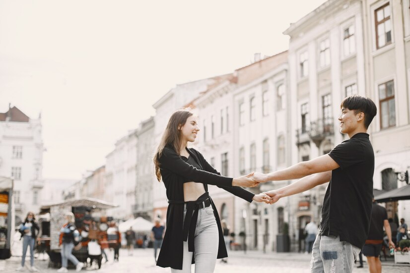 Rasa kagum saat cinta pandangan pertama itu apakah nyata? Apakah bisa berlanjut ke tahap selanjutnya yaitu hubungan?