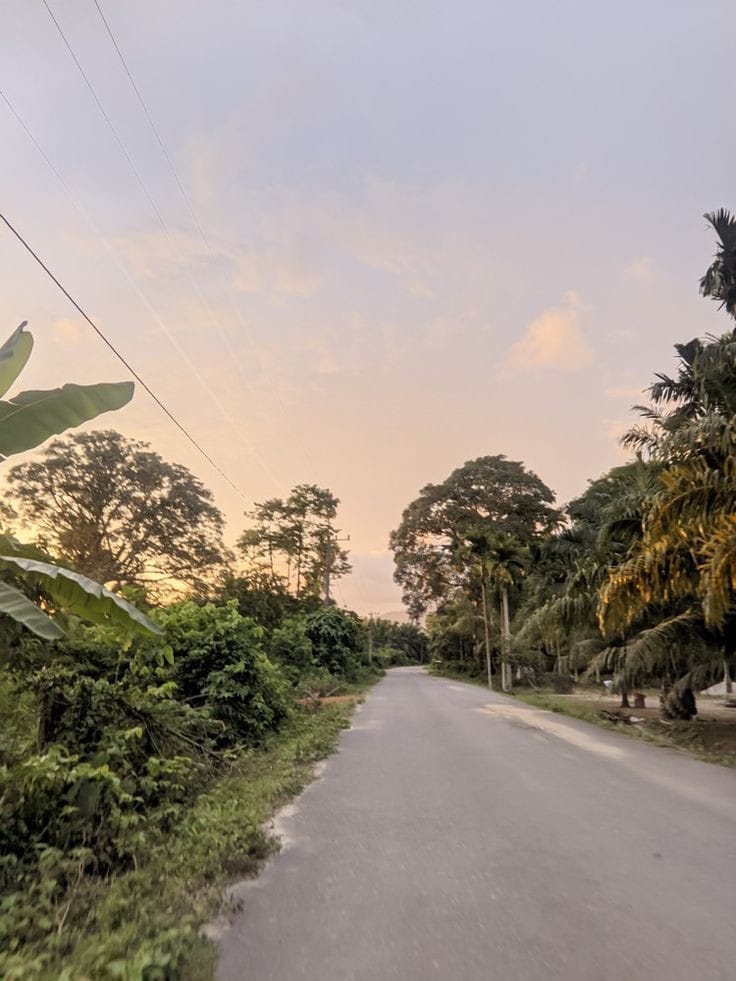 Pernah dengar kisah tempat angker? Kisah penunggu yang entah bener entah engga, tapi tetap menarik untuk didengar! Kisahku ini salah satunya!