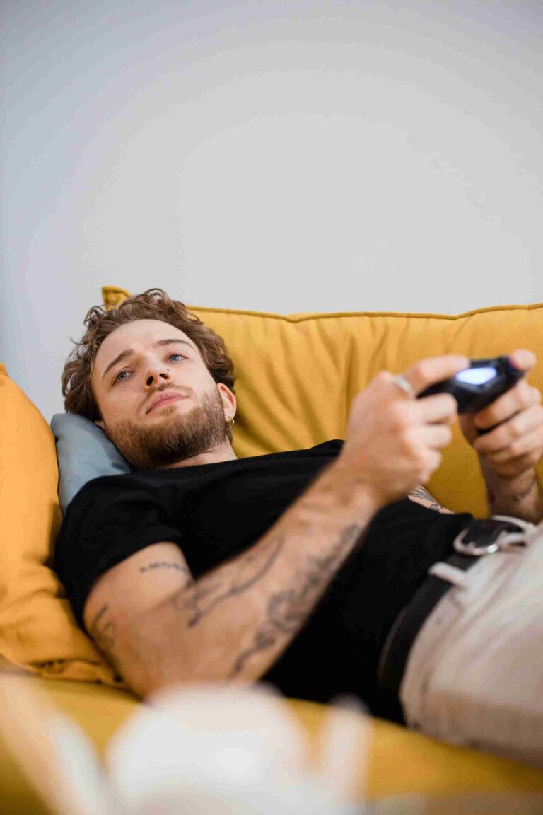 Bermain game bisa dijadikan salah satu aktivitas untuk mengisi waktu luang. Bermain game dapat membantu seseorang untuk menghilangkan stres.
