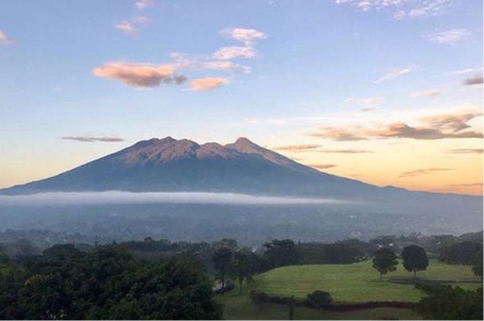 gunung salak yang penuh dengan misteri