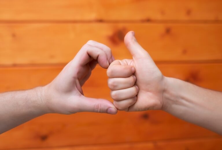 Buat kamu yang saat ini terjebak friendzone, ngerasa gak sih mau jadian resmi sulit, tapi mau temenan aja kok baper. Cek artikel ini ya!