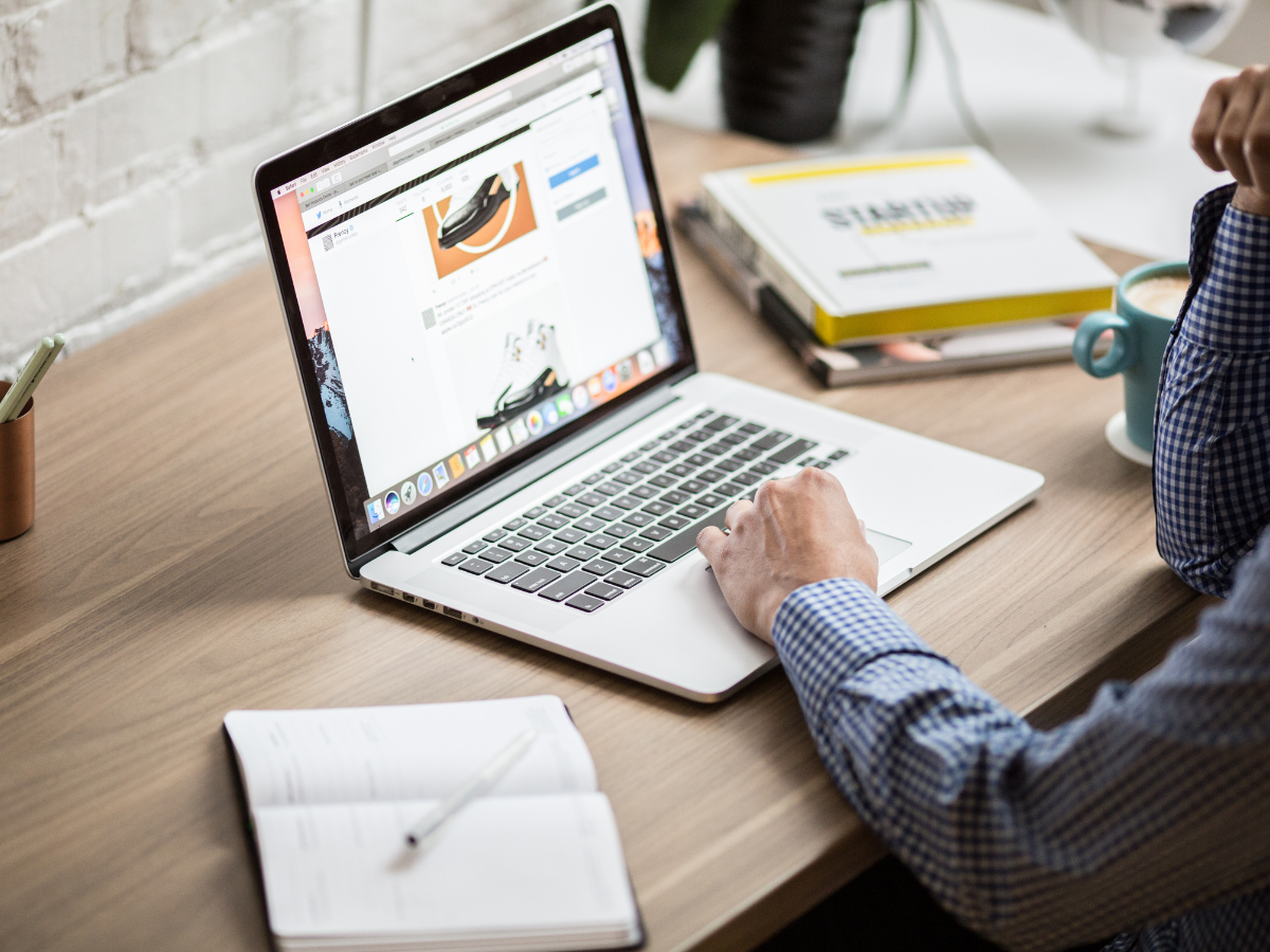 Profesi content writer kini semakin populer dengan banyaknya peluang di dunia digital. Banyak perusahaan dan brand membutuhkan tulisan berkualitas untuk berbagai keperluan, seperti blog, media sosial, dan situs web. Tapi, untuk menjadi content writer yang andal, kamu perlu menguasai keterampilan khusus seperti menulis yang efektif, memahami audiens, dan mengoptimalkan konten agar menarik dan mudah dipahami. Buat kamu yang baru memulai dan mungkin terbatas dari segi biaya, berikut ini adalah 5 situs kursus gratis yang bisa membantu kamu memulai dan mengembangkan keterampilan menulis konten.