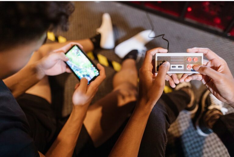 Dari main game turun ke hati, emang bisa? Yuk coba pahami kok bisa kita jatuh cinta dari temen yang kenalannya dari main game bareng