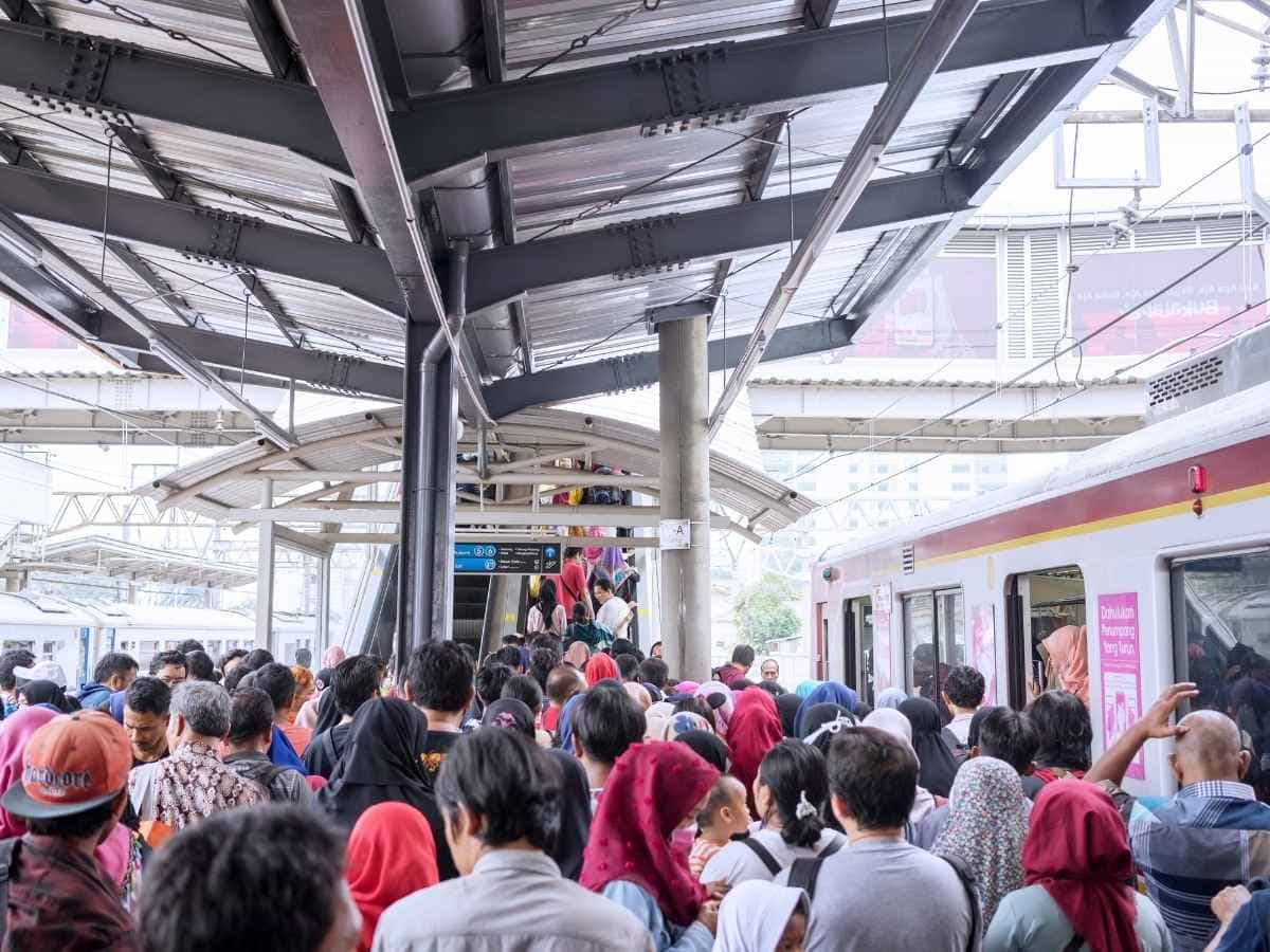 Setiap orang harus hidup dalam rutinitas, bangun pagi, berangkat sekolah, belajar dan pulang. Mungkin puisi ini dapat beresonansi denganmu