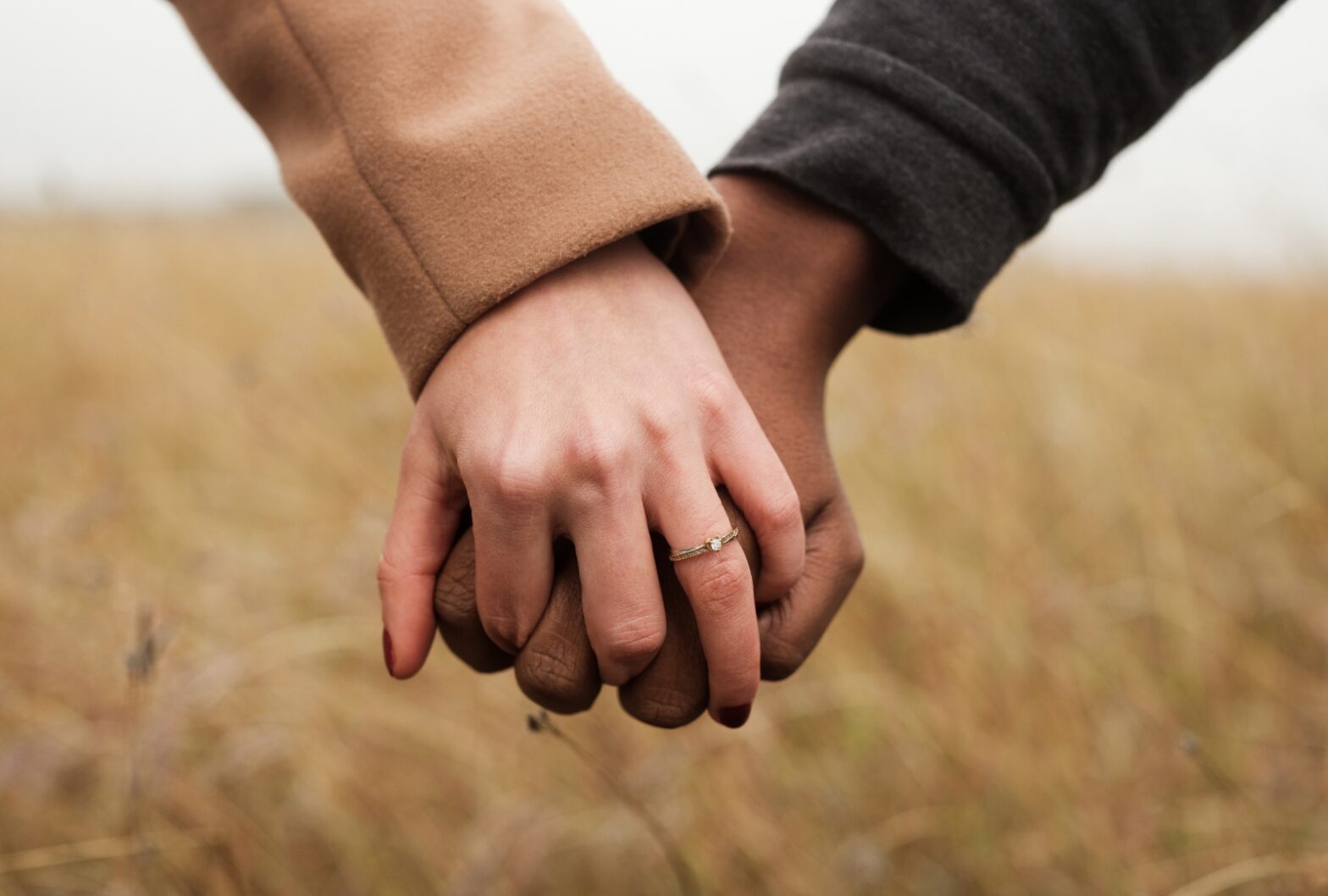 Apa kita bisa menggenggam dunia yang besar ini dengan tangan kita yang mungil? Semoga cerpen "Dari Jemari yang Kecil" bisa menghibur kamu!