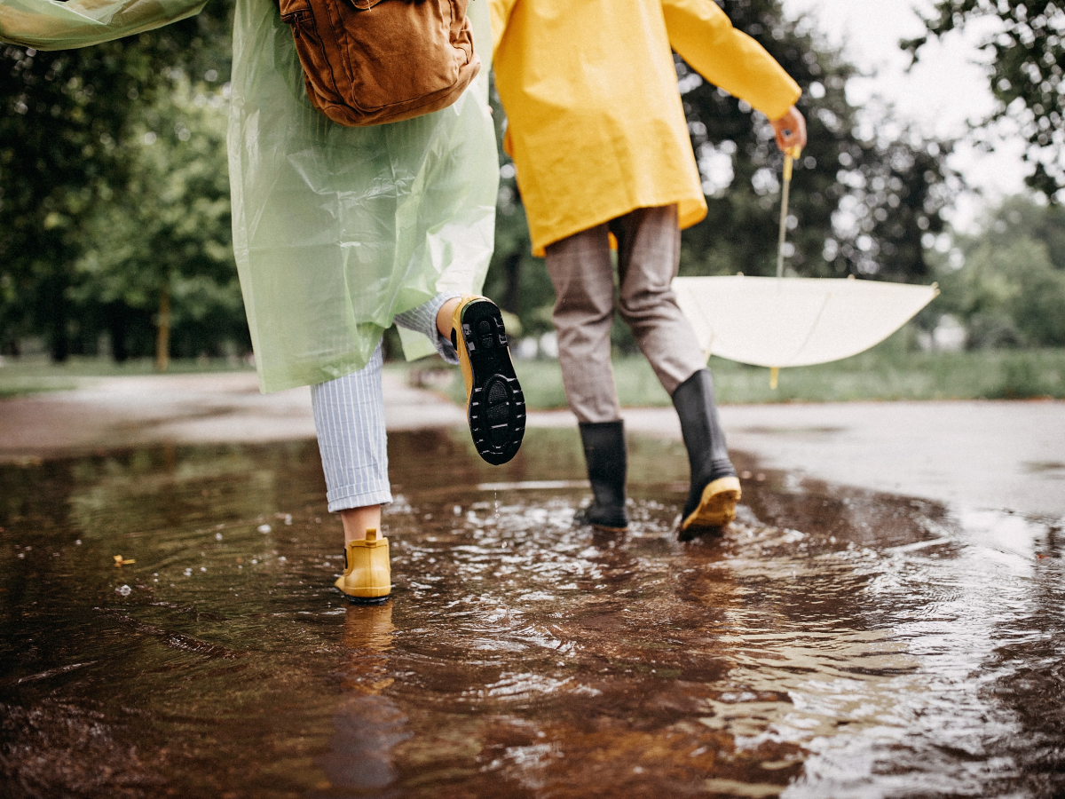 Lindungi dirimu saat musim hujan! Selain payung, ini barang wajib yang harus kamu bawa. Tetap nyaman dan siap menghadapi hujan!