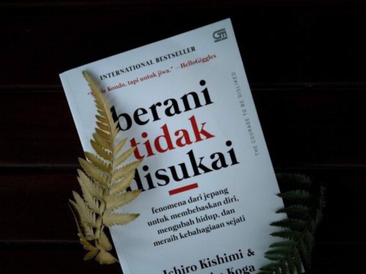 Temukan alasan dan inspirasi dari buku "Berani Tidak Disuikai" agar lebih percaya diri, bebas dari tekanan sosial, dan hidup autentik!