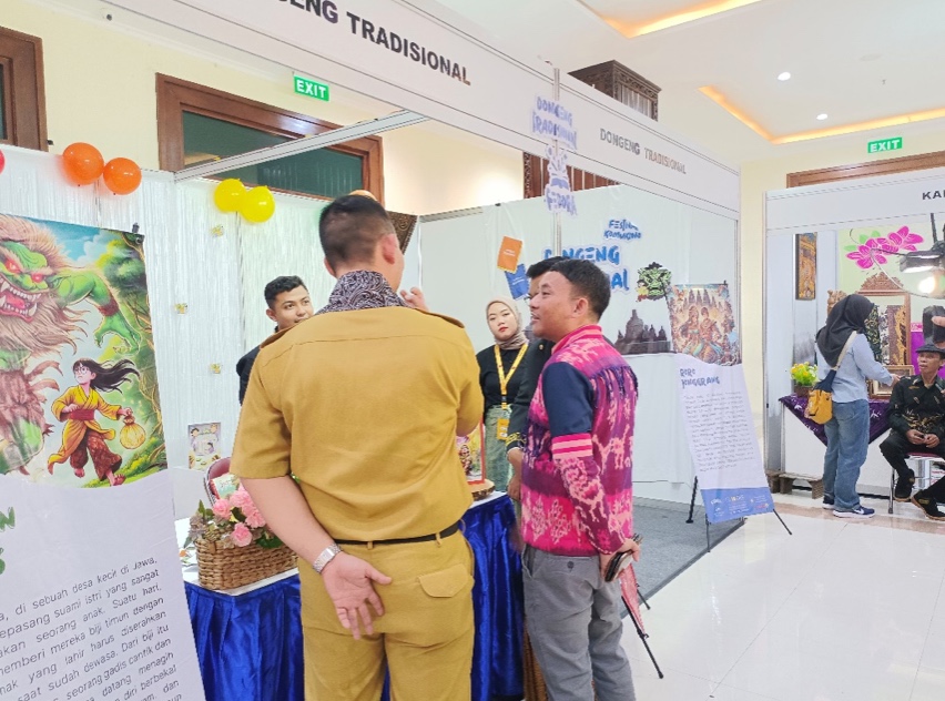 Disporapar Provinsi Jawa Tengah Farid Ali Ikhwan, S.STP., M.Si dan Ketua Prodi Ilmu Komunikasi USM Edi Nurwahyu Julianto, S.Sos., M.I.Kom meninjau salah satu stand pada Festival Komukino yang berlangsung di Auditorium Ir. Widjatmoko, Kamis (19/12/2024). (Foto: Dwi Safitri)