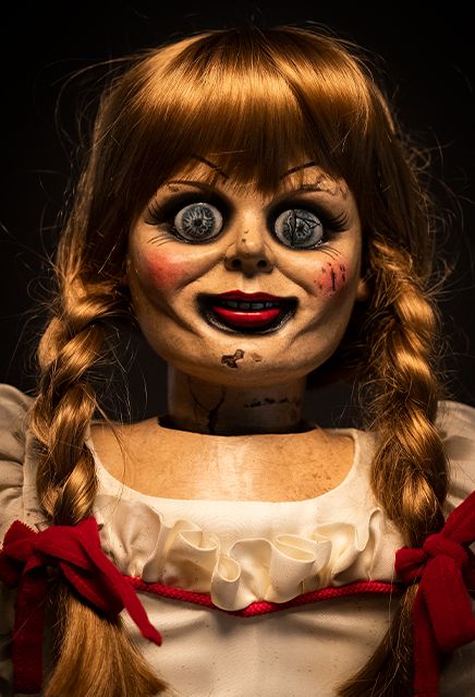 Boneka Annabella bukan cuma terkenal di kalangan penggemar film horor, tapi juga sering dibicarakan karena kisah menyeramkannya.
