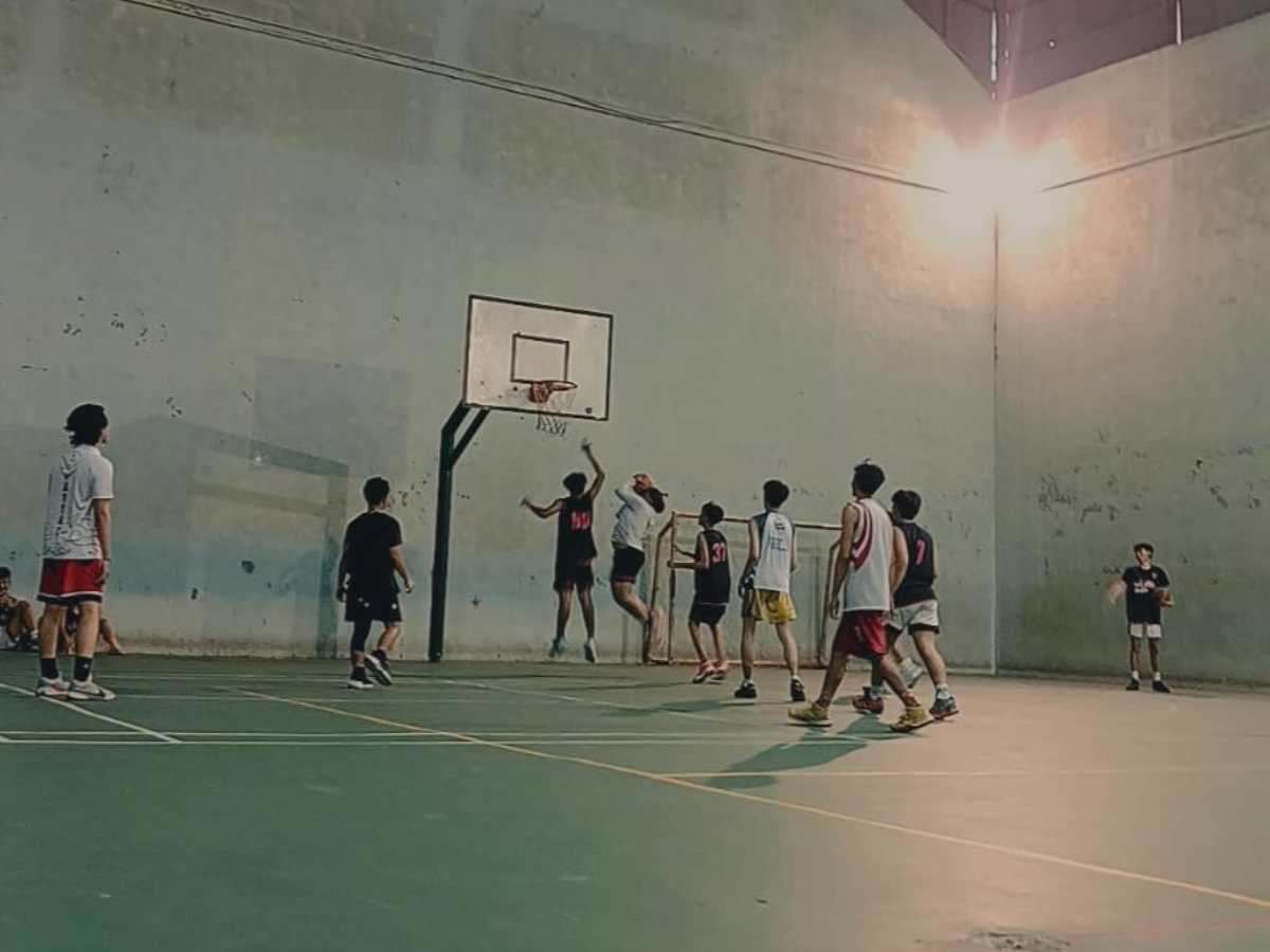 Anak basket di sekolah, dari latihan pagi hingga sorakan kemenangan.