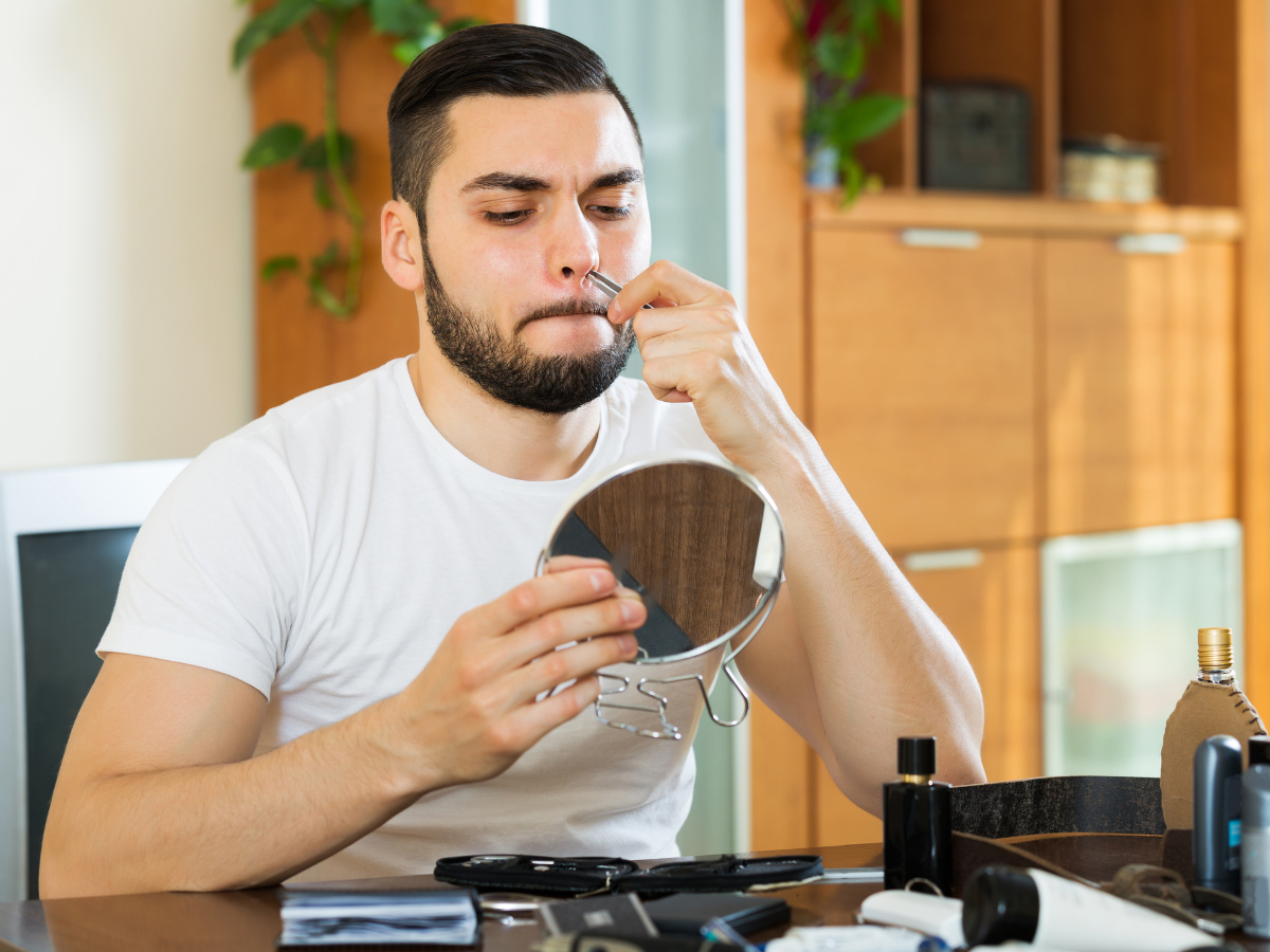 Trim bulu hidung untuk tampilan rapi.