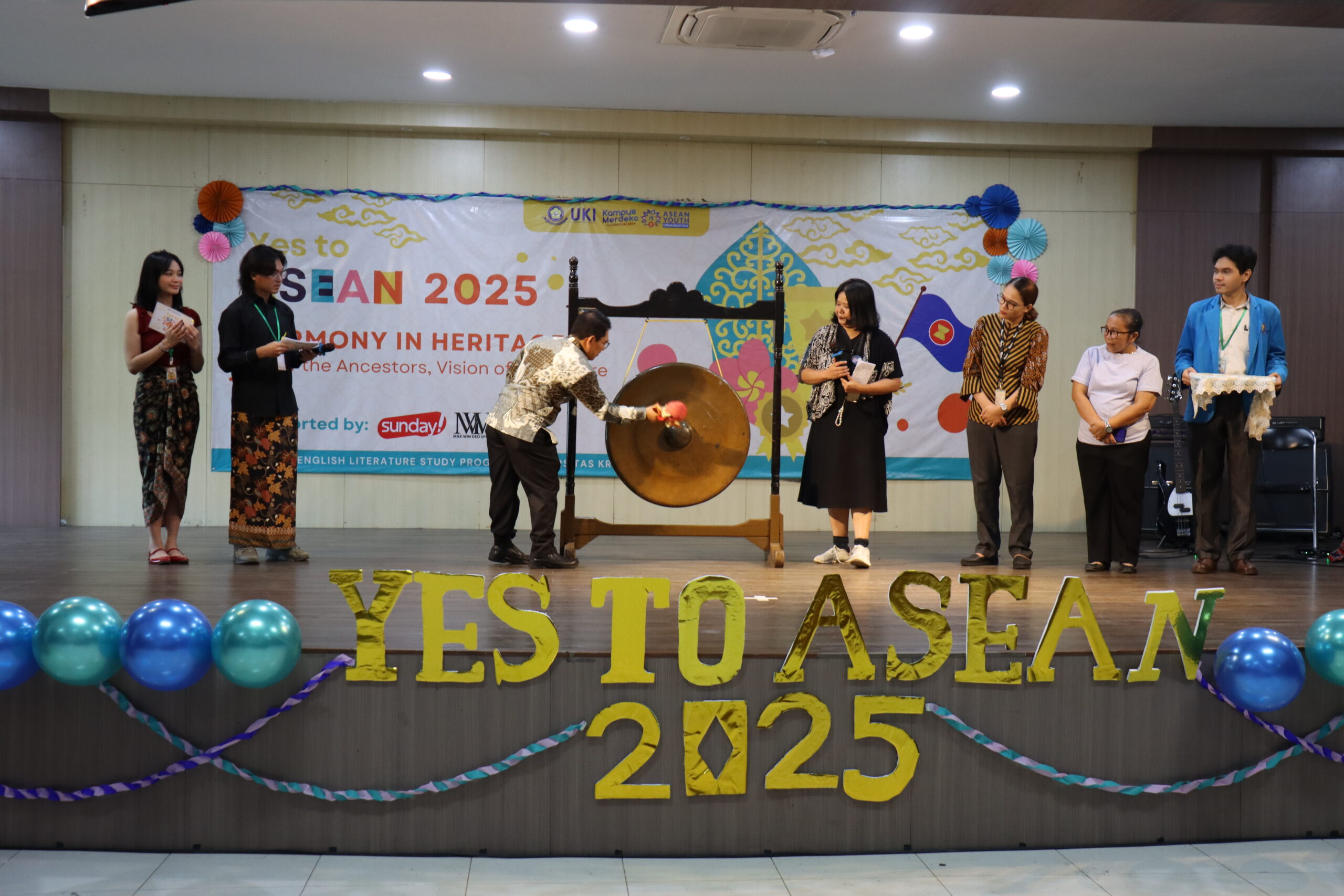 Pemukulan gong resmi dibuka Lomba Yes To ASEAN 2025