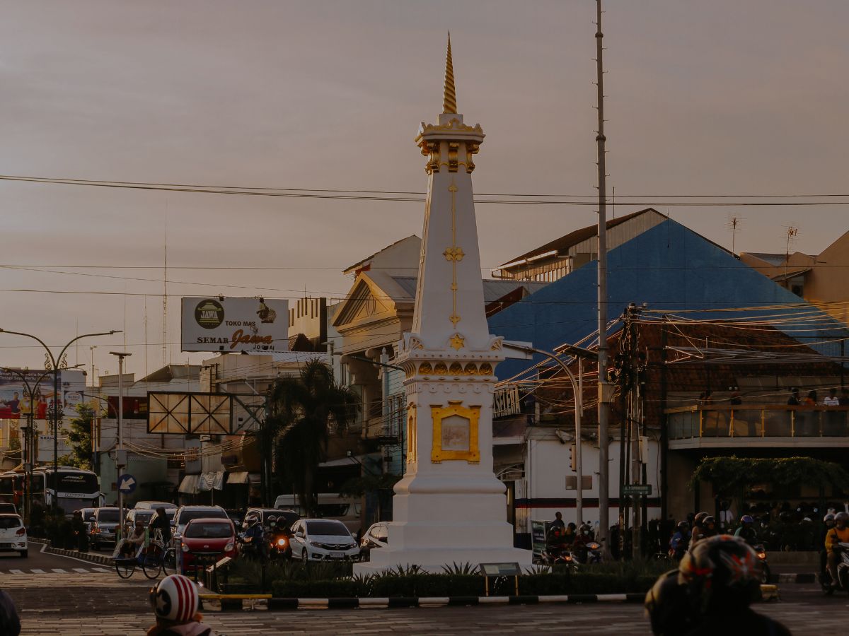 Aku, Kamu dan Jogja, sebuah harmoni rasa yang menciptakan kenangan. Semoga puisi berikut dapat menemanimu yang jatuh cinta.