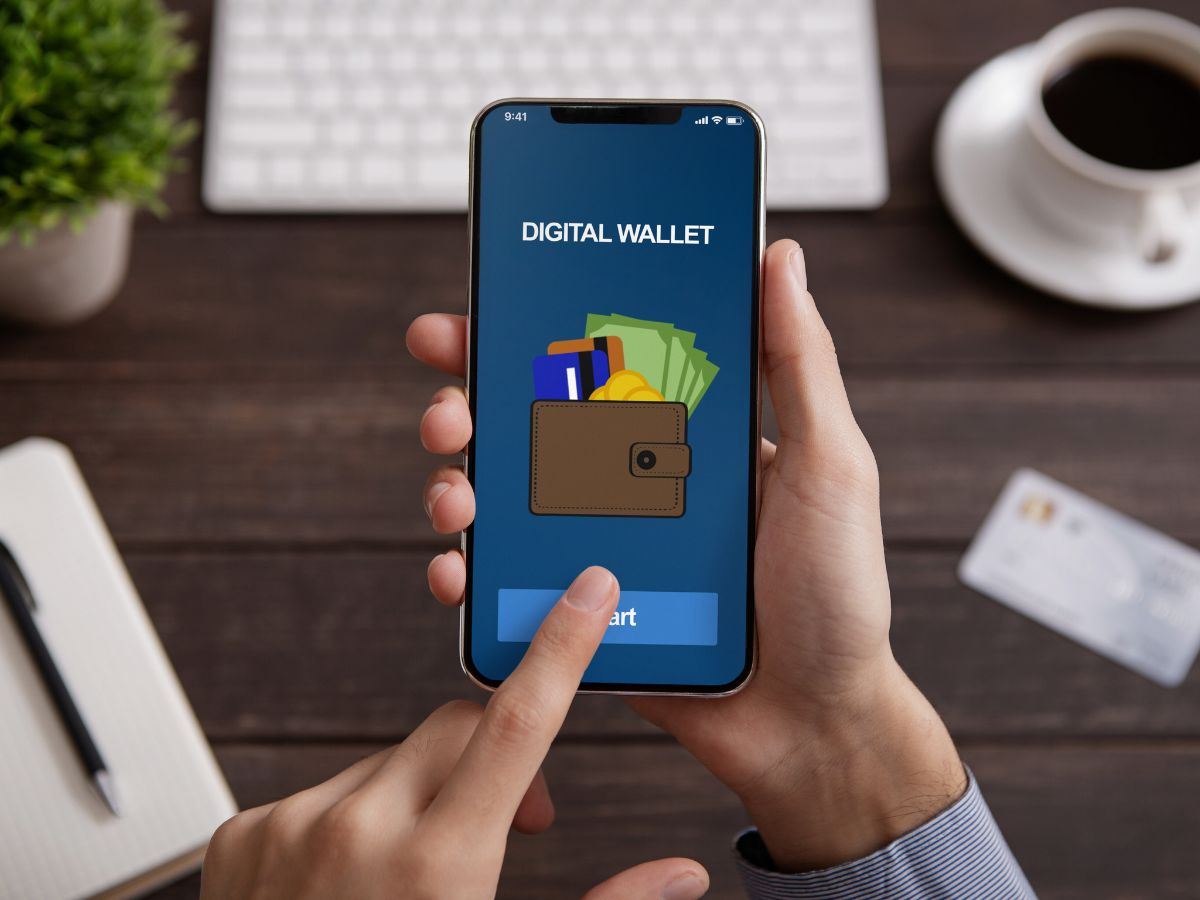 Sadar gak, ketika kita jarang bawa uang cash, kita bayar semua pake apliaksi e-wallet yang ada di handphone, malah jadi boros. Ini tipsnya!