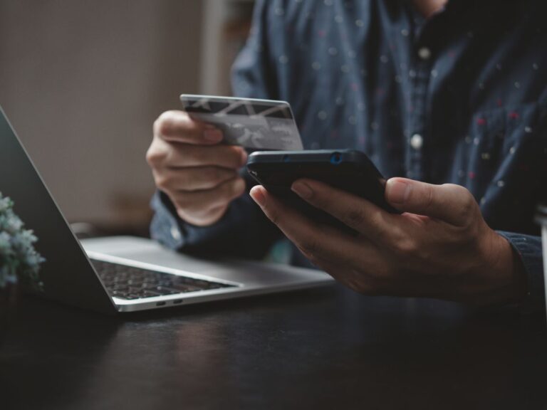 Sadar gak, ketika kita jarang bawa uang cash, kita bayar semua pake apliaksi e-wallet yang ada di handphone, malah jadi boros. Ini tipsnya!