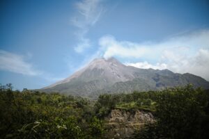 Gunung Merapi dan Mitos: Kisah-Kisah dari Alam Lain