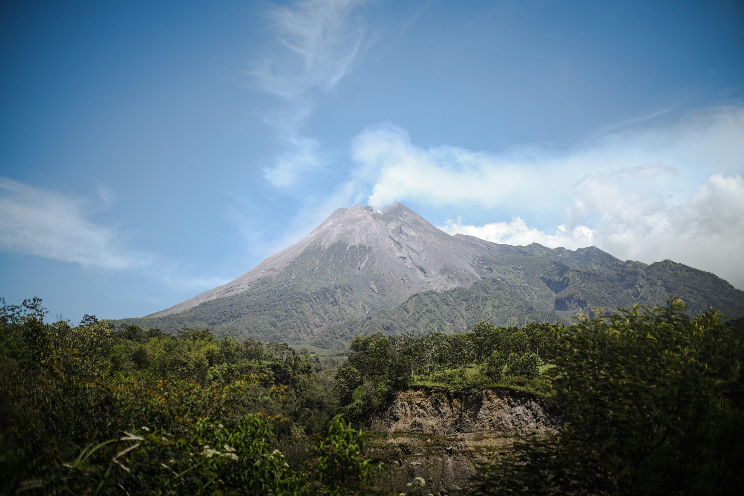 Ada beberapa mitos dan kisah misteri Gunung Merapi yang tidak hanya dipercaya oleh masyarakat setempat, tetapi juga para pendaki. Kira-kira ada mitos apa saja ya, Sunners?