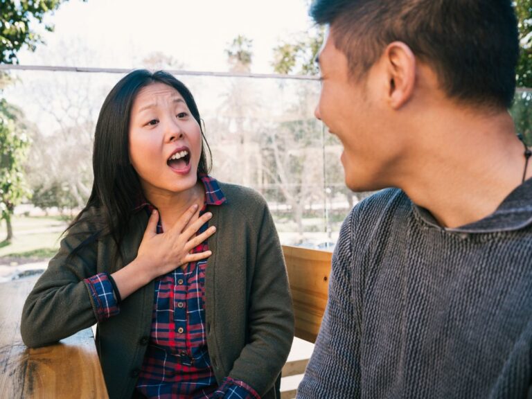 Bingung apakah crush suka atau cuma ramah? Kenali 5 ciri ini agar tau sikapnya cuma friendly dan bukan kode mau jadian.