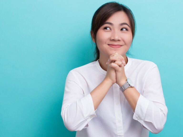 Kamu ngerasa sering mikir punya hubungan spesial sama seseorang, tapi kenyataannya itu gak benar alias delulu? Yuk, hal ini lebih lanjut!