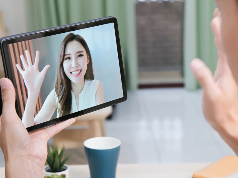 Jalani hubungan LDR tetap romantis dengan 5 aktivitas seru yang bisa kamu coba sekarang. Yuk, jaga kedekatan meski terpisah dengan jarak!