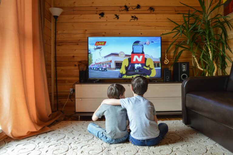 Siapa bilang belajar bahasa Inggris selalu baca buku? kamu bisa mahir bahasa Inggris dari nonton film. Simak tips belajar bahasa Inggris ini.