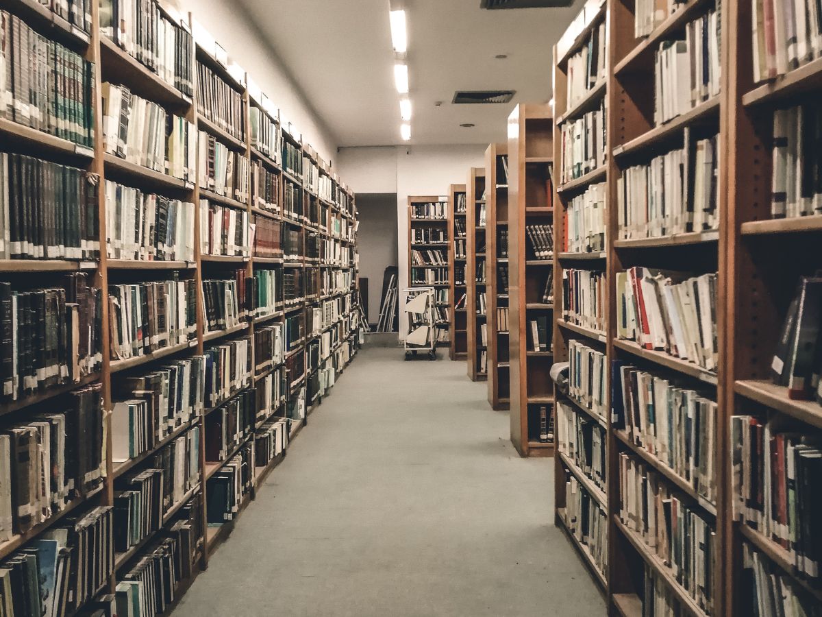 Jam kosong atau istirahat ke mana? Sesekali pergilah ke perpustakaan! Di artikel ini kita mau bahas sejarah perpustakaan dan serba-serbinya!