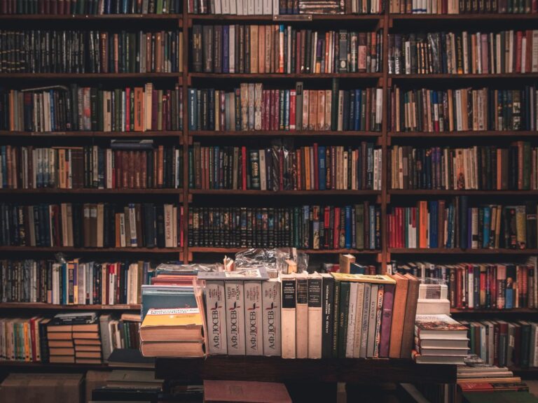 Jam kosong atau istirahat ke mana? Sesekali pergilah ke perpustakaan! Di artikel ini kita mau bahas sejarah perpustakaan dan serba-serbinya!