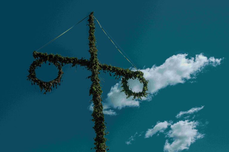 Maypole. tiang ikonik dalam Festival Midsummer di Swedia