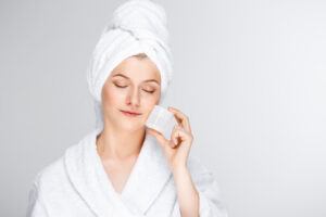 Kupas Manfaat Facial Icing—Rendam Wajah di Air Es