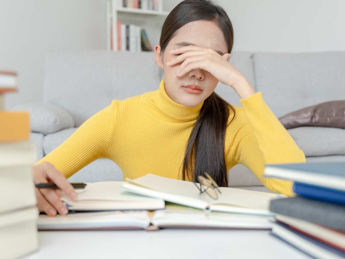 Seorang pelajar terlihat sedang lelah akibat high-functionnig anxiety.