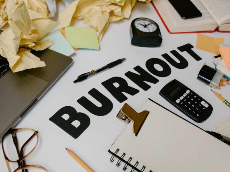 Burnout jadi pendengar terus? Saatnya kamu menarik diri sejenak tanpa perlu merasa bersalah. Yuk, pahami pentingnya boundaries emosional!