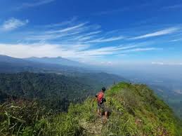 Kamu pertama kali mendaki gunung? Yuk, mulai petualangan hebatmu dengan rekomendasi gunung-gunung berikut ini!