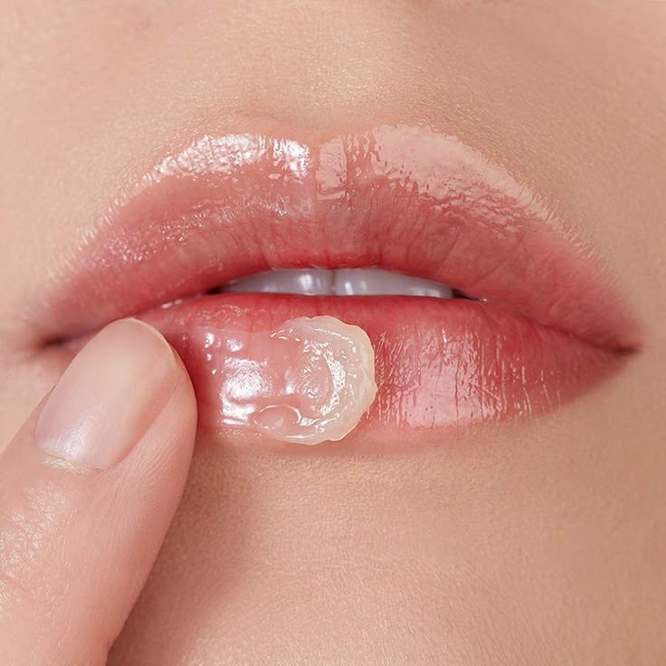 Jenis-jenis lip product di atas juga tidak hanya digunakan pada perempuan saja, namun laki-laki juga bisa menggunakannya.