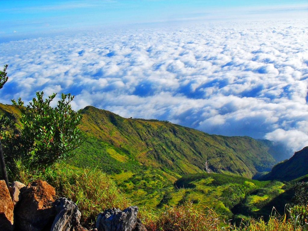 Kamu pertama kali mendaki gunung? Yuk, mulai petualangan hebatmu dengan rekomendasi gunung-gunung berikut ini!