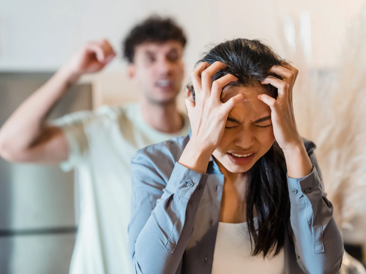 Korban yang stress akibat hubungan love bombing dari pelaku