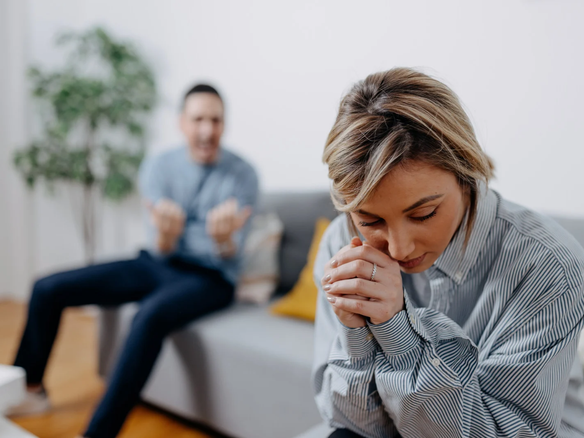Pelaku love bombing melakukan gaslighting karena merasa ditolak korban