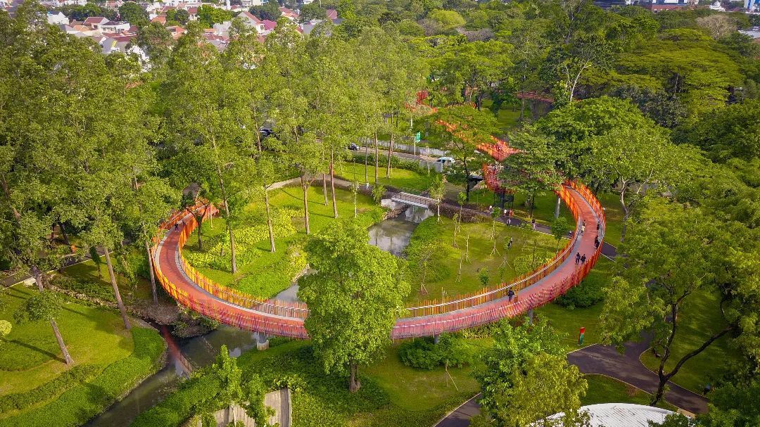 Rekomendasi tempat jogging di Jakarta yang cocok untuk healing, move on, dan mulai hidup sehat dengan suasana asri dan estetik.