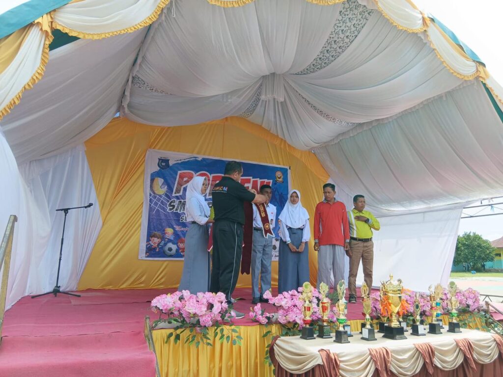Penyerahan Selempang Duta Aksi Sosial 2025 di SMAN 2 Buru