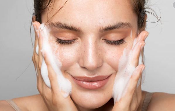 Meski cuaca dingin bikin kamu malas cuci muka, ini tetap penting, lho! Air hujan bisa membawa polusi dan bakteri yang menempel di kulit.