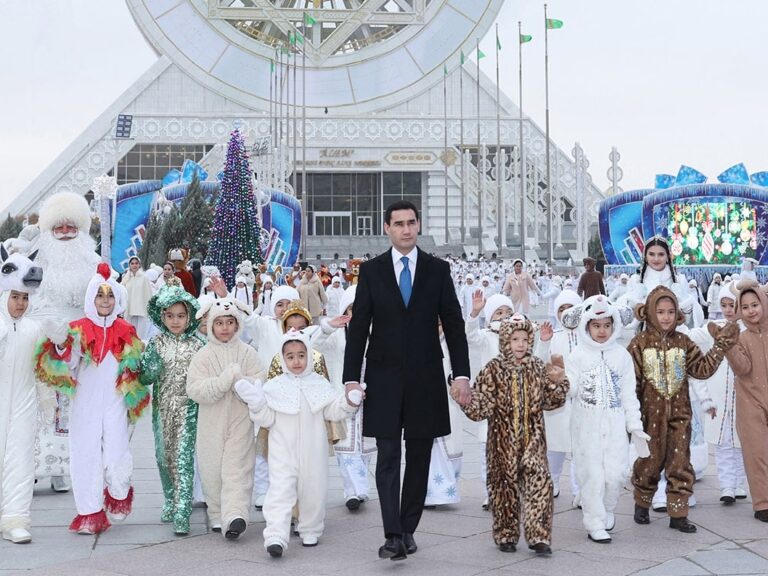 Mengapa Turkmenistan jarang diberitakan dan apa yang sebenarnya terjadi di balik tembok keheningannya? Temukan jawabannya di sini.