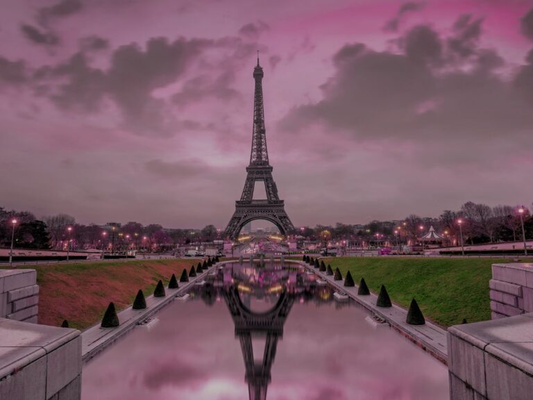 Sanja Atanasovska is a Macedonian journalist and poet submitted her poetry to Majalah Sunday, let's deep dive "Paris and Istanbul"