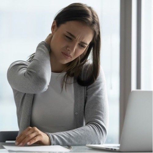 Coba deh perhatiin cara kamu duduk saat scrolling HP. Menunduk? Meringkuk? Atau malah duduk sambil tiduran? Pahami penyebab badan bungkuk