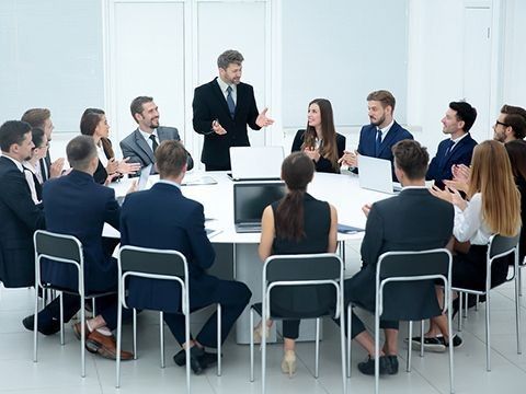 Meskipun jago AI, sayang banget kalau skill komunikasimu nggak ikut berkembang, karena diskusi di dunia nyata nggak bisa dihindari.