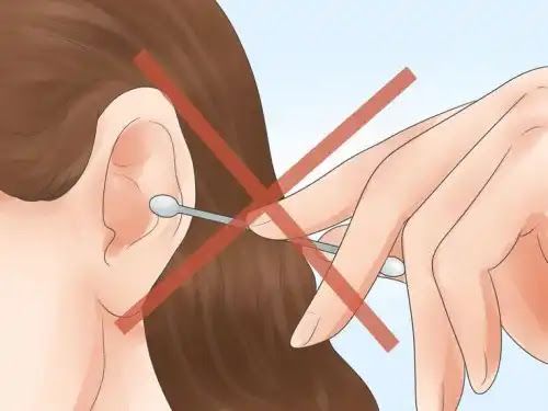 Kebiasaan membersihkan telinga pakai cotton bud udah umum banget, tapi ternyata cara ini bisa membawa lebih banyak risiko daripada manfaat.