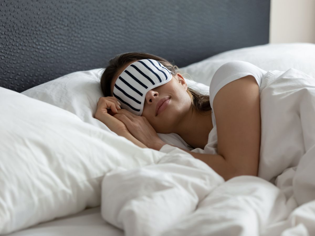Temukan rutinitas self-care 10 menit sebelum tidur untuk remaja. Mulai dari cuci muka, stretching ringan, hingga journaling singkat agar tidur lebih nyenyak.