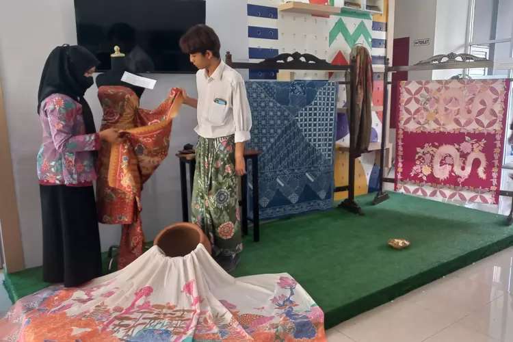 Mau kuliah yang beda dari yang lain? Jurusan Teknologi Batik kasih ilmu seni, desain, plus peluang karir kece buat masa depan cerahmu!