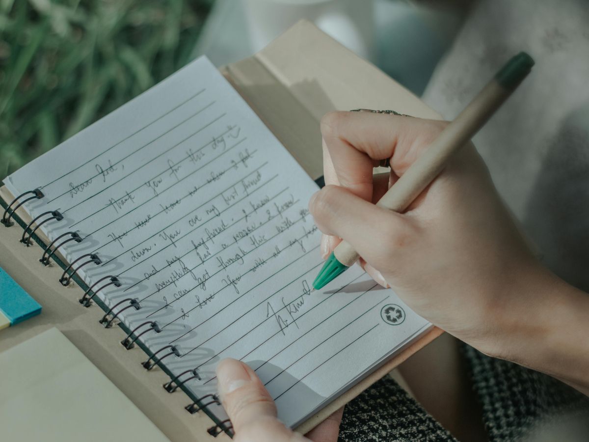 Melakukan self-care selama 10 menit sebelum tidur