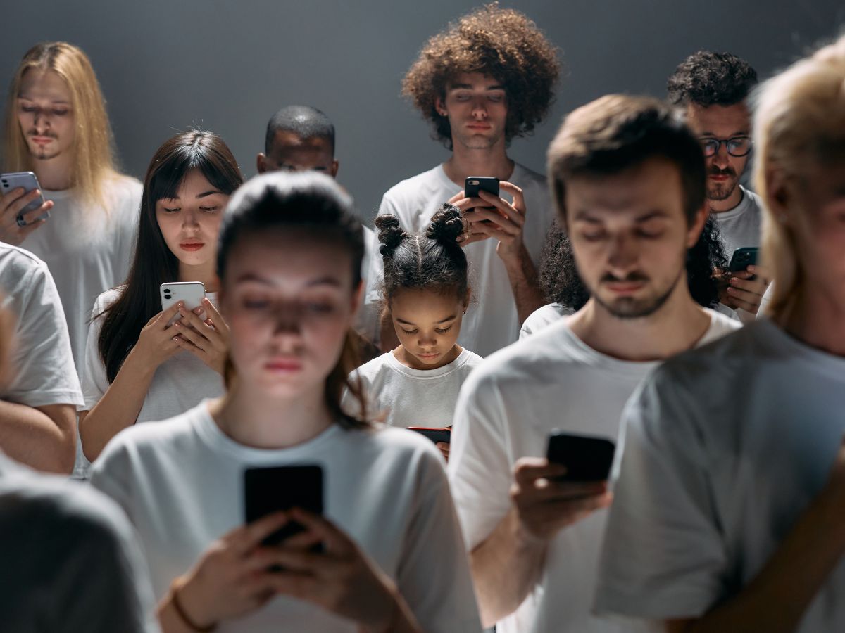 Brainrot bikin remaja susah lepas dari scroll media sosial karena algoritma platform didesain untuk membuat otak terus penasaran dan ketagihan konten singkat