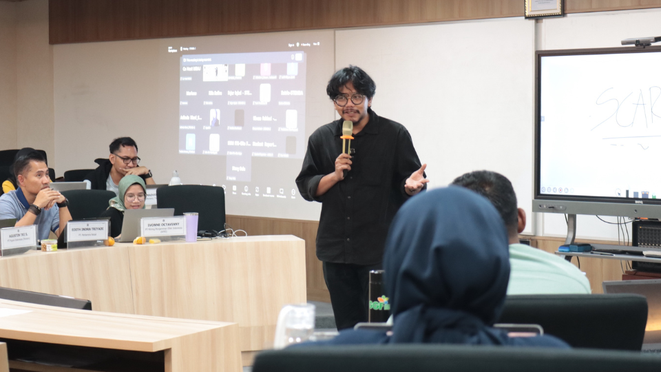 Presentasi anak muda dengan pembukaan menarik pakai rumus Ferry Irwandi SOCIAL biar audiens fokus dan nggak bosan