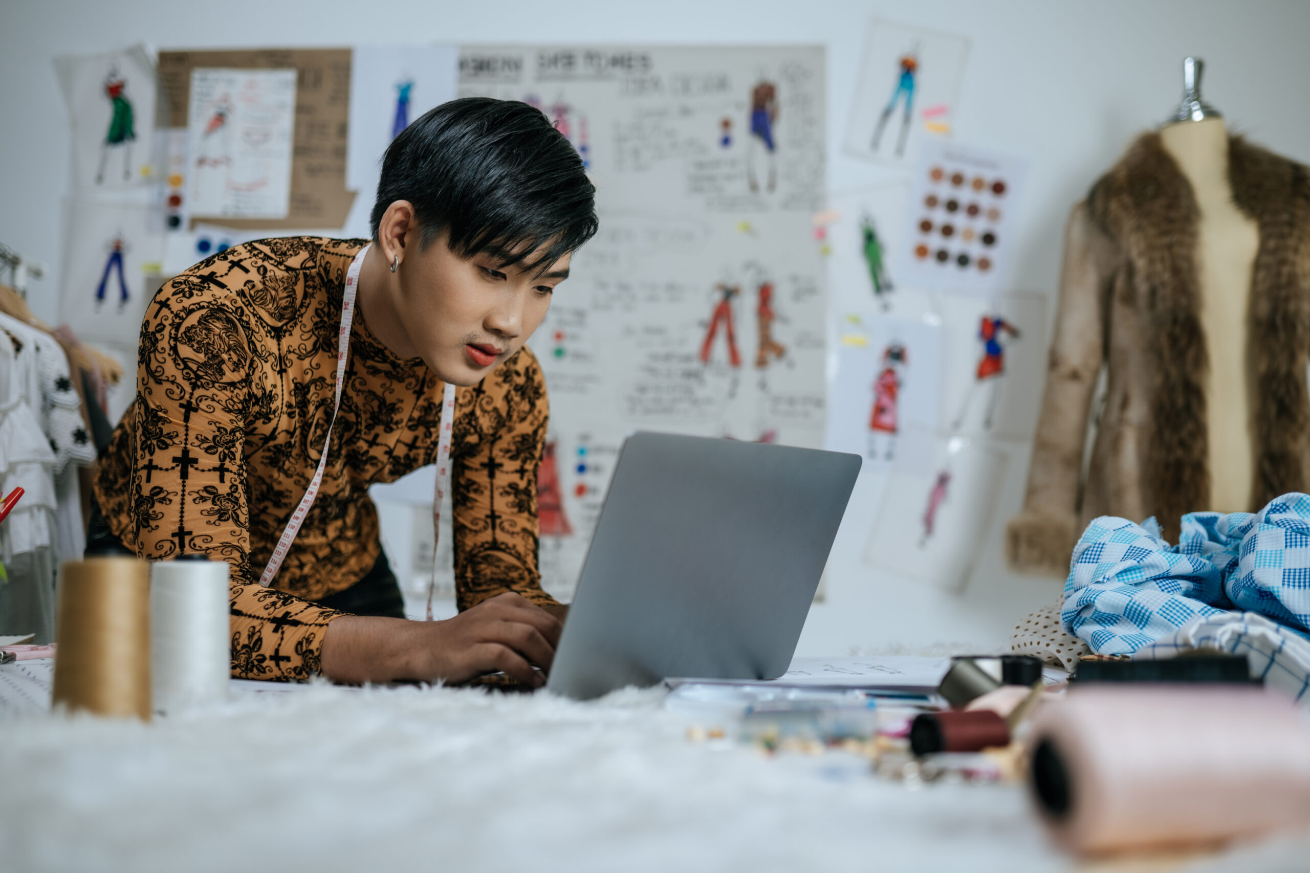 Mau kuliah yang beda dari yang lain? Jurusan Teknologi Batik kasih ilmu seni, desain, plus peluang karir kece buat masa depan cerahmu!